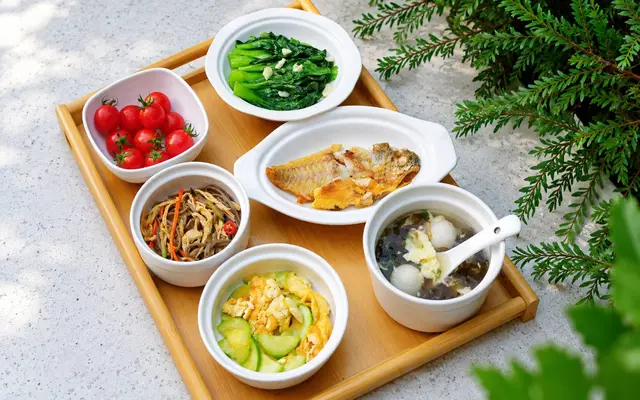 Yellow croaker, chicken and buckwheat noodles, zucchini with egg, greens, tomatoes and soup