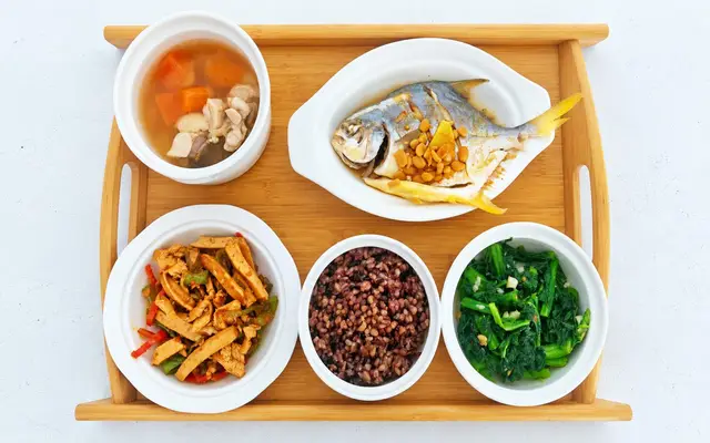 Steamed pomfret, papaya chicken soup, chicken with dried tofu, mixed-grain rice and greens