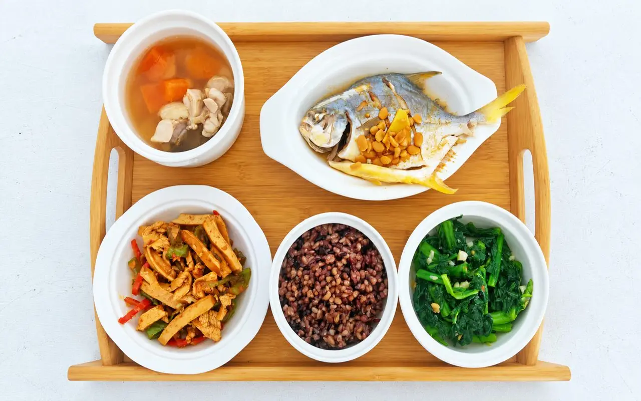 Steamed pomfret, papaya chicken soup, chicken with dried tofu, mixed-grain rice and greens